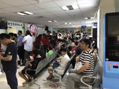 母子同上手术台 同一天摘掉眼镜