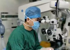 斜视手术后恢复自信的他决定学摄影，用