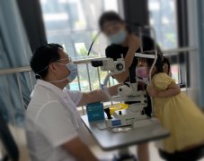 新加坡3岁小女孩眼皮一直睁不开，医生一