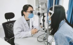 糖尿病硬扛10年，43岁女子视力下降仅剩光