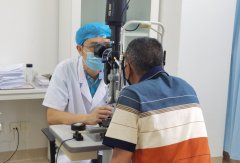 眼睛扎中4根板栗刺，未及时就医导致感染