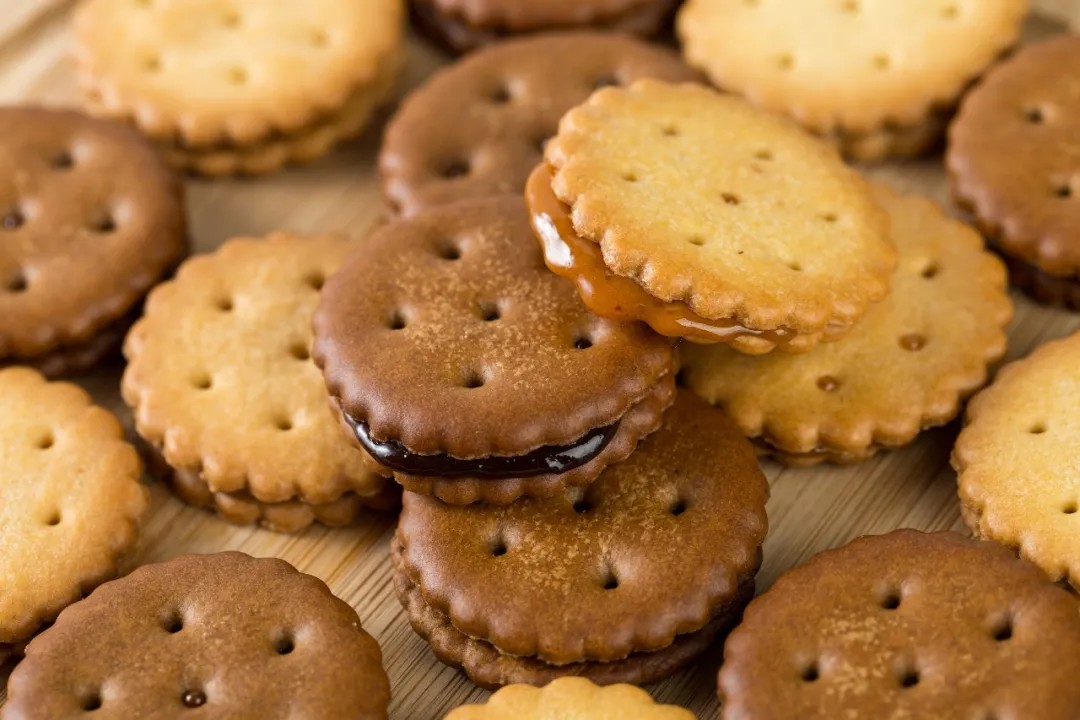 别再整箱买了！这些“健康零食”是近视加速器，很多家