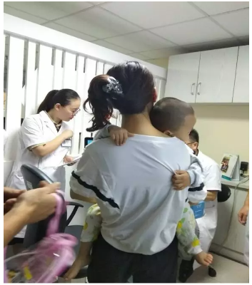 ２岁男童白内障
